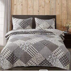 Farmhouse Gray Patchwork Printed Queen Quilt Set